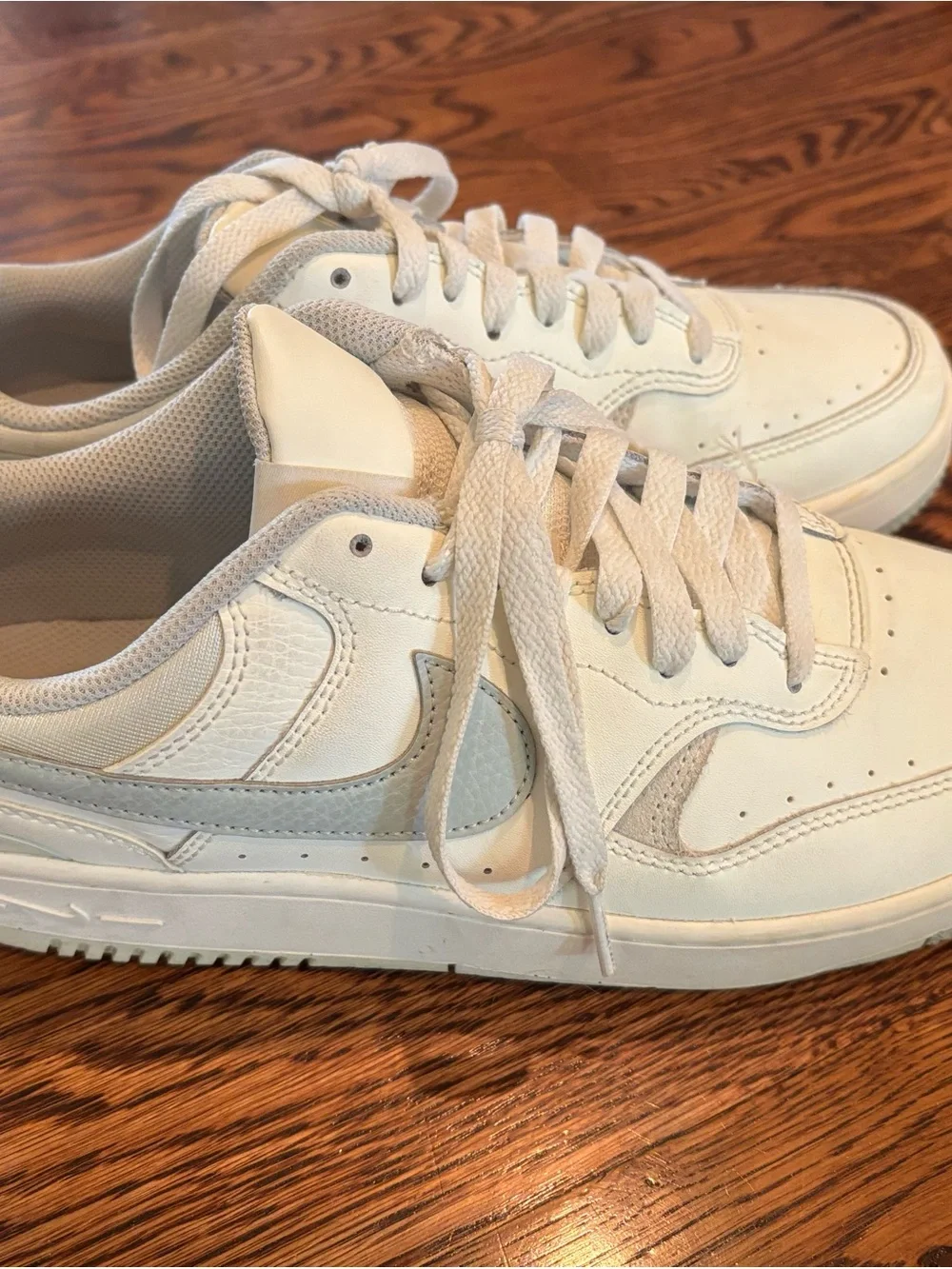 Nike Women's Low-Top Sneakers in White and Light Gray